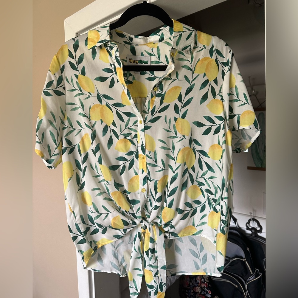 New without tags-Lemon print blouse- Tipsy Elves